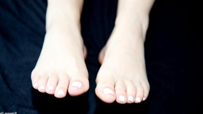 Aventuras sexuais de Hanna Jansen - unhas pintadas de branco