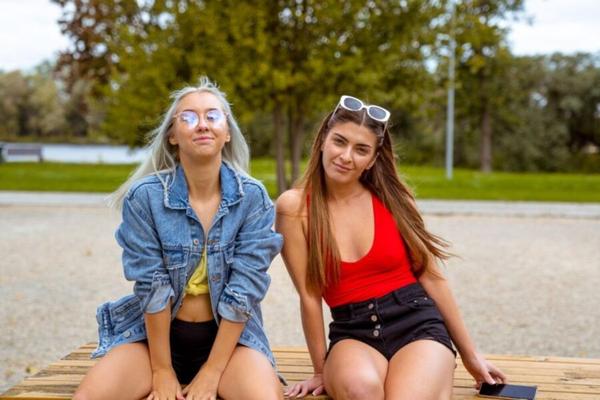 junge lesbische Liebhaber Karla und Larissa