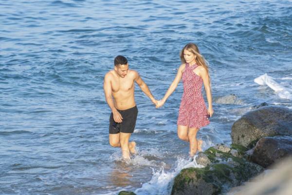 熱いブロンドとビーチを歩くと熱いセックスで終わる