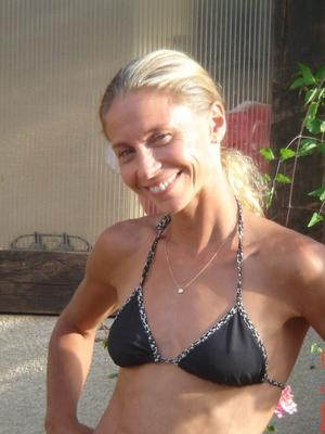 Dünne und sehr fitte MILF, die Spaß hat