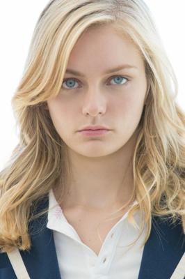 Alli Rae: Atemberaubende blonde Teenie-Schönheit, die von einem großen schwarzen Schwanz gefickt wird