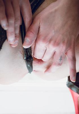 Heißes Mädchen in Latex fingert ihre enge Muschi