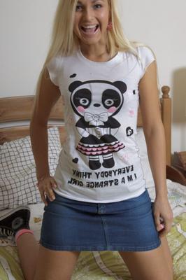 A loira excitada Joselyn tem seu ânus desossado e esperma.