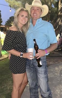 Cuck Bet et jolie femme blonde perdue