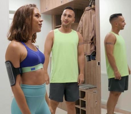 garotas esportivas são fodidas e cobertas por seu treinador