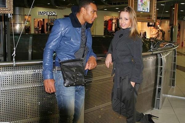 Garota Branca Fodida pelo Cara Preta no Bar