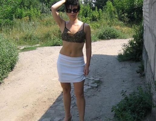 Schöne MILF wie nackt im Freien