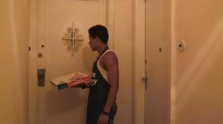 ピザボーイが2人の黒人スタッドに犯される