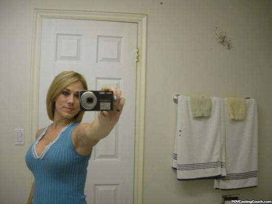 Amber Ashlee chupa pau depois de tirar selfies