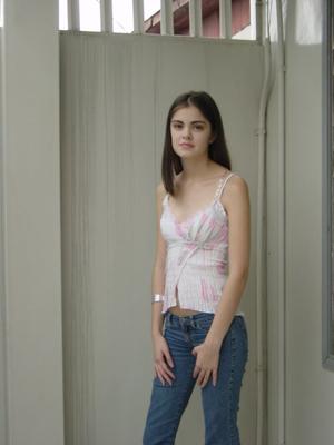 BOMBE BRUNE AUX PETIT SEINS