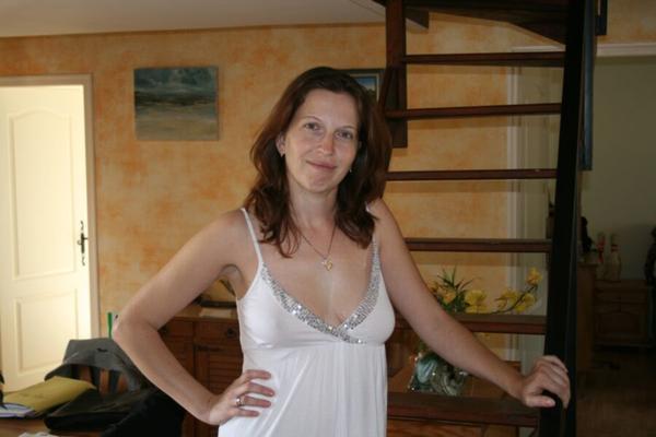 Schlanke MILF-Amateurin