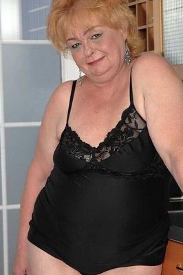 Abuela rubia y gorda con tetas pequeñas teniendo sexo en la cocina