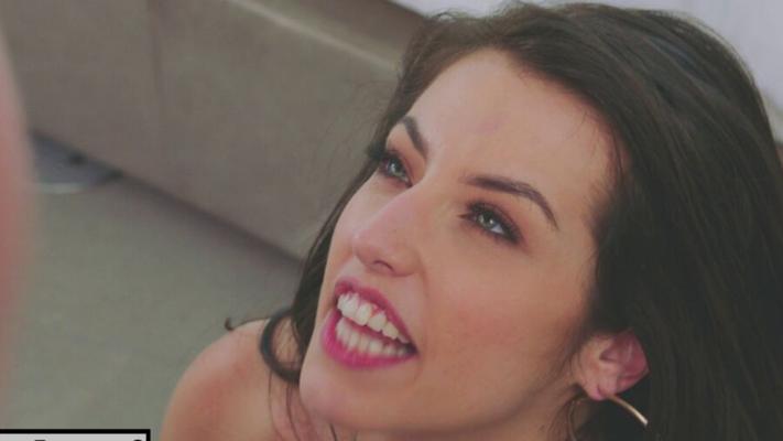 Ejaculação facial - Spencer recebe um alvo de esperma