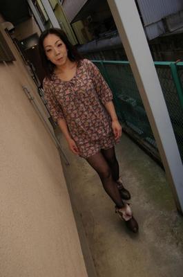 Japanische MILF zieht sich aus, duscht und fickt