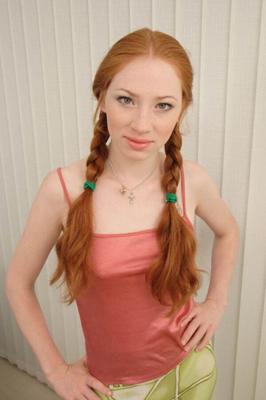 Stacey – Rothaarige bekommt Analsex und Anal-Creampie