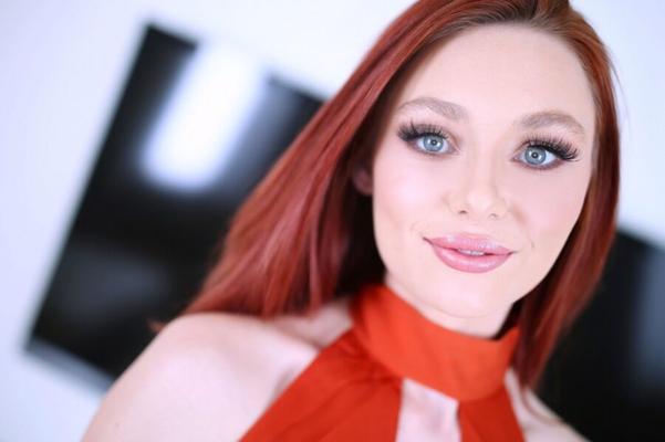 linda ruiva de olhos azuis faz amizade com um longo dong