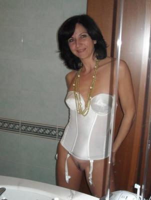 美しいセクシーなスキニーイタリア人熟女