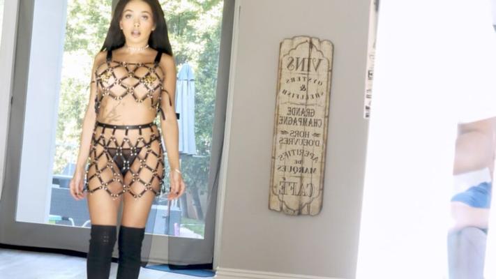 Die geile Aaliyah Hadid genießt Analsex.