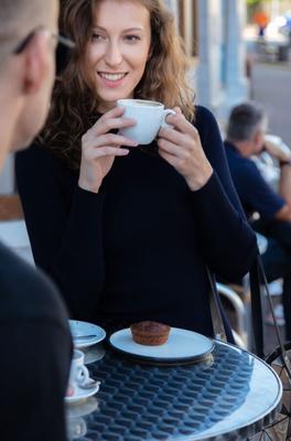 Un café avec un inconnu a conduit à du sexe torride