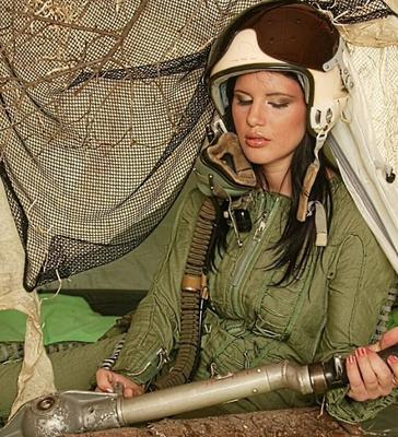 Zona proibida de voar ... Prisioneira de guerra lésbica