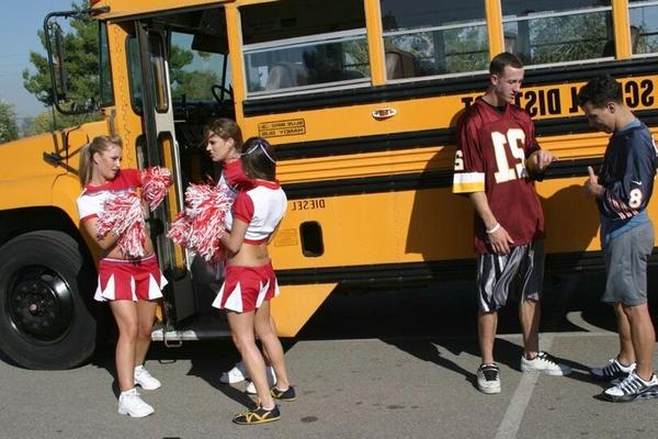 Jaclyn Case, Rachel Roxxx et Aline se font baiser dans un bus scolaire