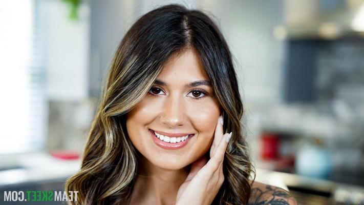 Charlotte Mae 26 ans Notre délicieux secret, je baise la baby-sitter