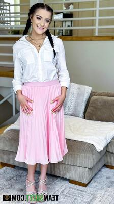 セリーナ・スターリング18歳のエッチな司祭がカップルの妊娠を助ける