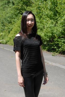 Tätowierte asiatische Strips und Pisse