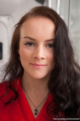 ハードコア輪姦: 小柄なロシア人弁護士が乱暴な輪姦をする