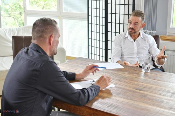 エミリー ピンクの飽くなき言語教師が DP ドリルを受ける