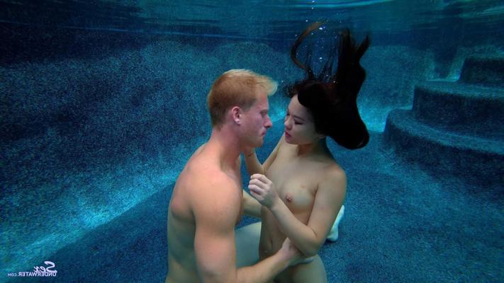 Sexunderwater Lulu Chuは吸ってストロークします