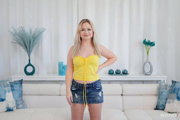 Rylee Blake Yo recibe su coño carnoso