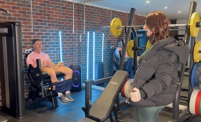 Erin Moore cucks hubby at the gym v