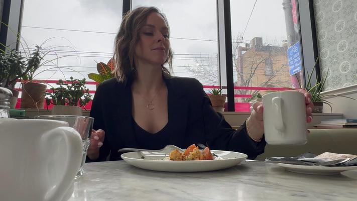 Serenity Cox Marido entra sobre esposa follando amigo en la ventana