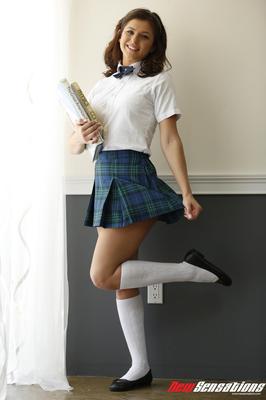 ニュースレスは、Leah Gotti Schoolgirlバウンドシーン