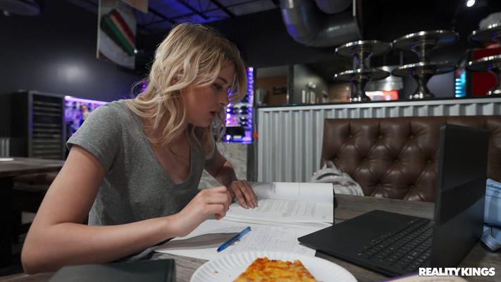 Dez Hansen yo Pizza Shop Study Break