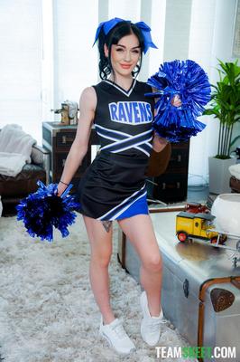Rosalyn sphinx yo, Asteria jade yo ce que font les pom-pom girls