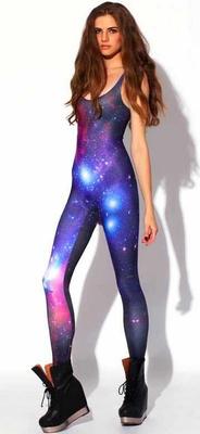 Brutalement, perversement attaché dans les leggings et les maillots de bain