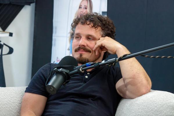 アレックス・コール・ヨー、ヘイリ​​ー・リード・ヨは三人組を楽しんでいます